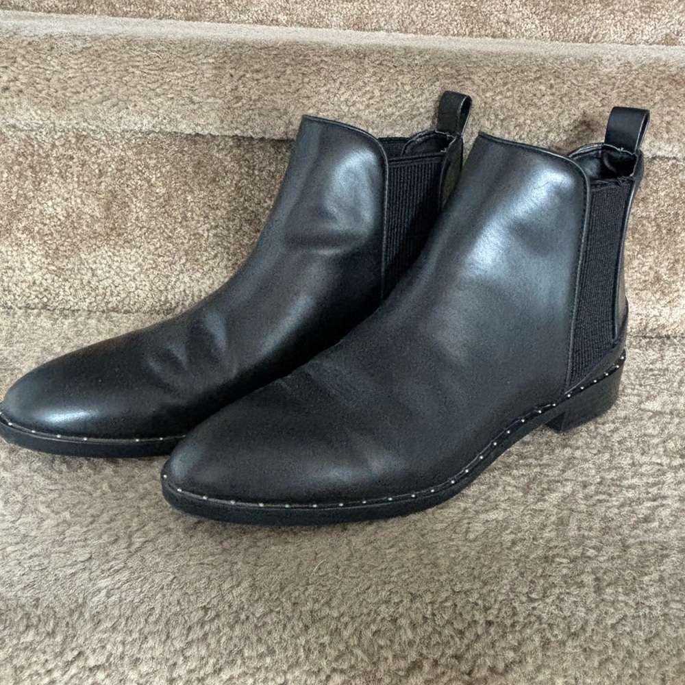 Zara. Black boots.  Excellent condition. Size 40. make an offer